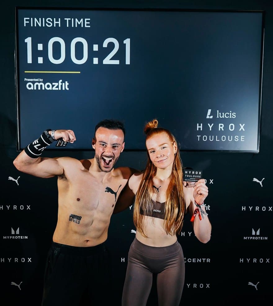 Nolwenn et son partenaire célèbrent leur chrono de 1:00:21 en duo mixte à Hyrox Toulouse